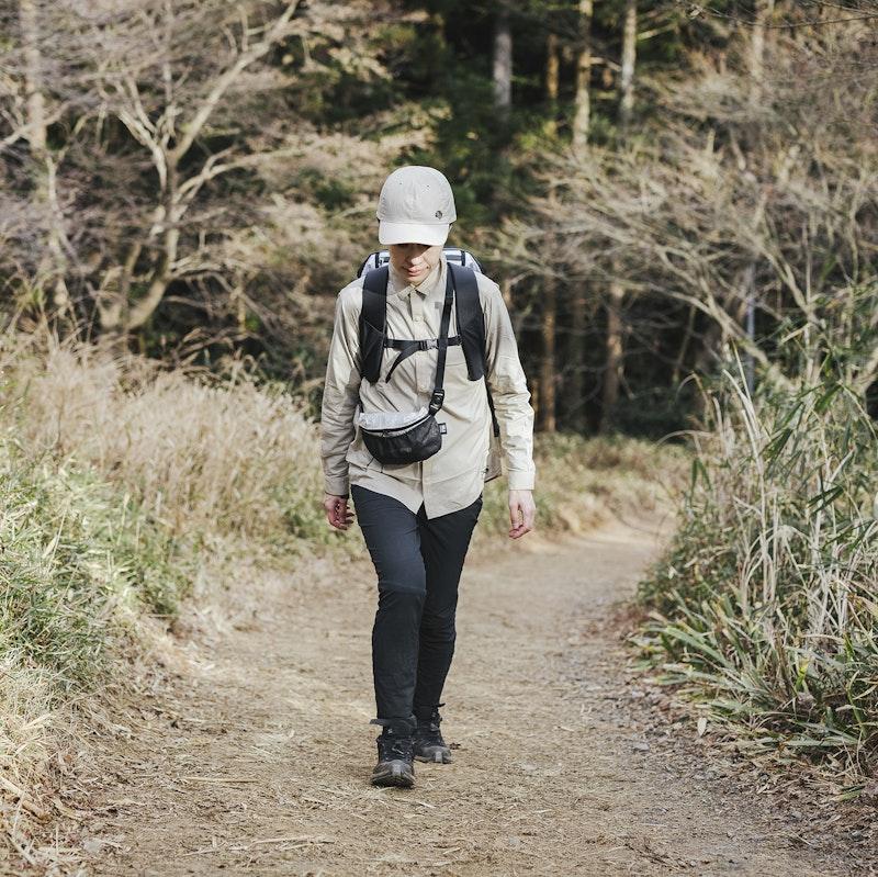 Minimalist neutral hiking outfit autumn